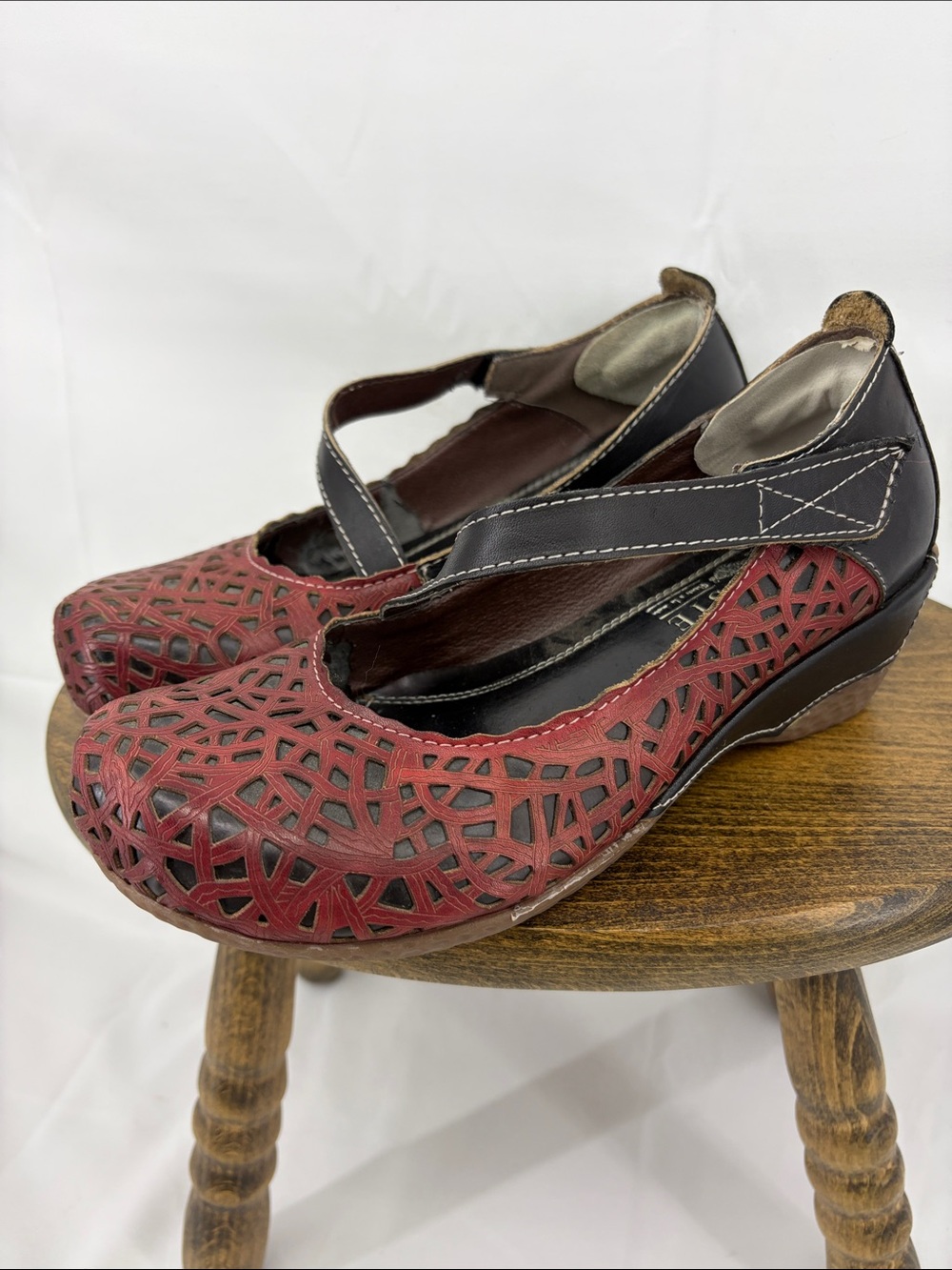 L'Artiste Womens Melinda Red Cutout Leather Symmetric Strap Mary Janes Heels, 36